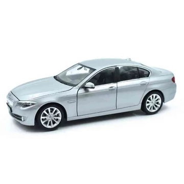 BMW 535i ezüst – 1:24 fém modellautó és játékautó – Welly