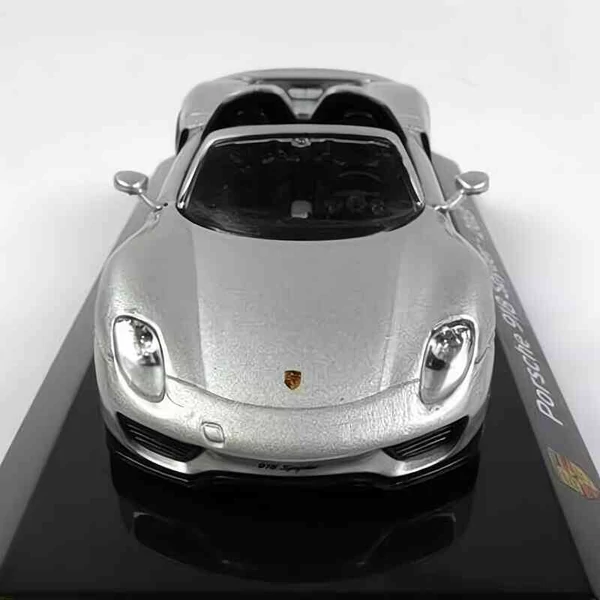 Porsche 918 Spyder (2013) – 1:43 fém autómodell vitrinben